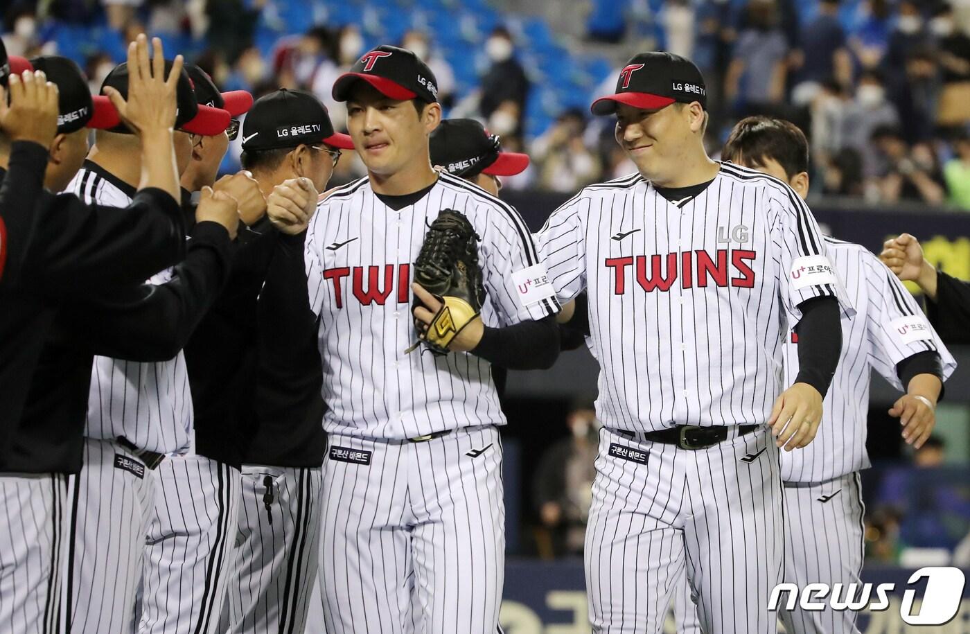 본문 이미지 - LG 트윈스의 김현수(오른쪽). 2022.5.27/뉴스1 ⓒ News1 김진환 기자