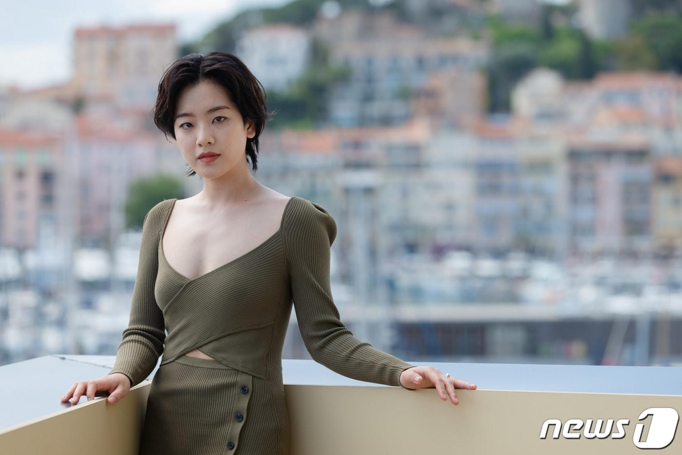 배우 이주영이 25일(현지시간) 제75회 칸 국제영화제가 열리고 있는 프랑스 남부 칸 '팔레 데 페스티벌(Palais des Festivals)' 살롱 데 앙바사되르(Salon des Ambassadeurs)에서 경쟁부문 진출작 '브로커' 인터뷰 촬영을 하고 있다. 2022.5.27/뉴스1 ⓒ News1 이준성 프리랜서기자