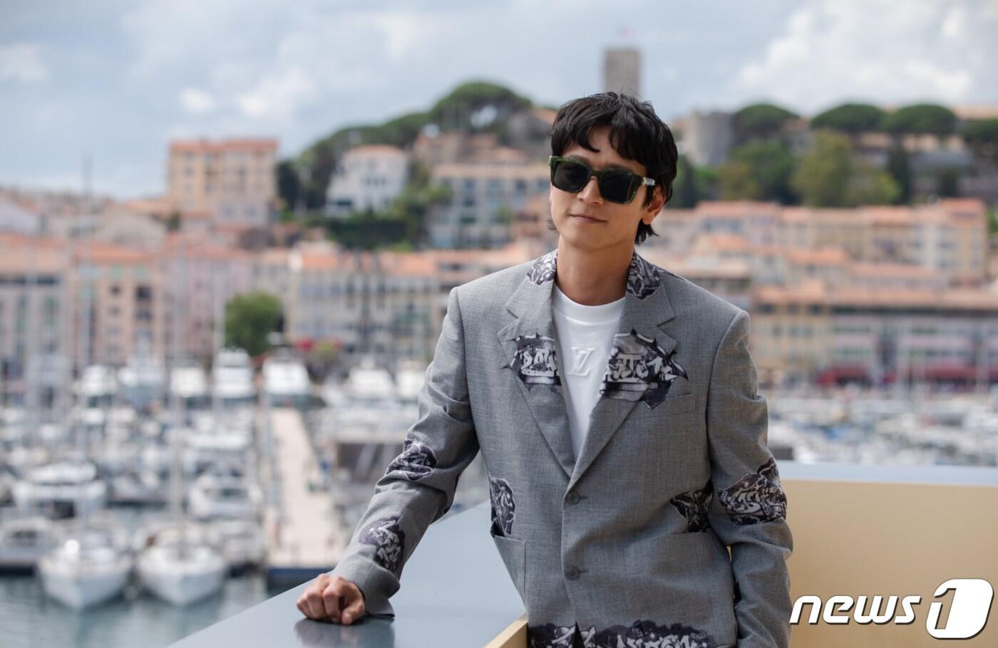 본문 이미지 - 배우 강동원이 25일(현지시간) 제75회 칸 국제영화제가 열리고 있는 프랑스 남부 칸 '팔레 데 페스티벌(Palais des Festivals)' 살롱 데 앙바사되르(Salon des Ambassadeurs)에서 경쟁부문 진출작 '브로커' 인터뷰 촬영을 하고 있다. 2022.5.27/뉴스1 ⓒ News1 이준성 프리랜서기자