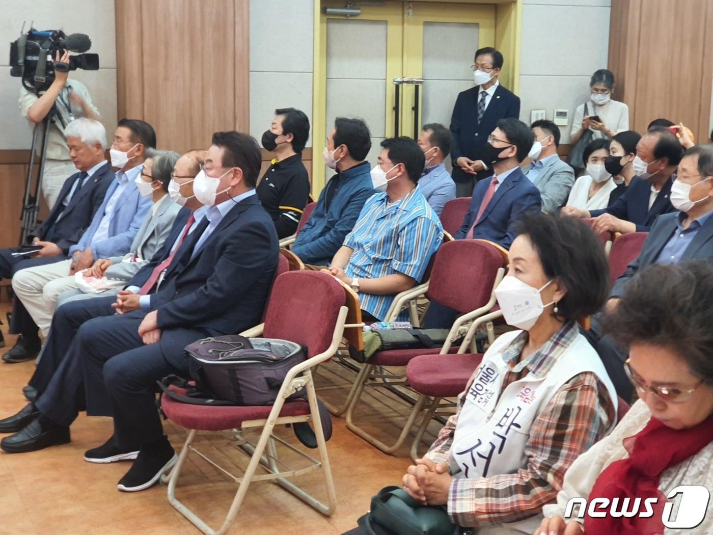 본문 이미지 - 박선영 후보(앞줄 오른쪽 두번째)와 조전혁 후보(앞줄 오른쪽 세번째)가 지난 28일 서울 종로구 한국기독교회관에서 '서울시교육감 범보수 단일후보 추대위원회' 주최로 열린 '서울시 교육감 범보수 단일후보 추대식'에 참석한 모습. 2022.5.28./뉴스1 ⓒ 뉴스1 박동해 기자