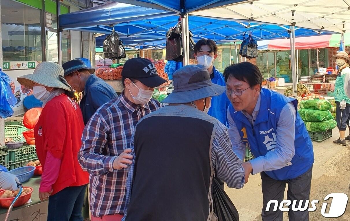 본문 이미지 - 더불어민주당 심덕섭 전북 고창군수 후보가 고창장날인 28일 전통시장에서 유권자를 만나 한표를 호소하고 있다. 2022.05.28/ⓒ 뉴스1 박제철 기자