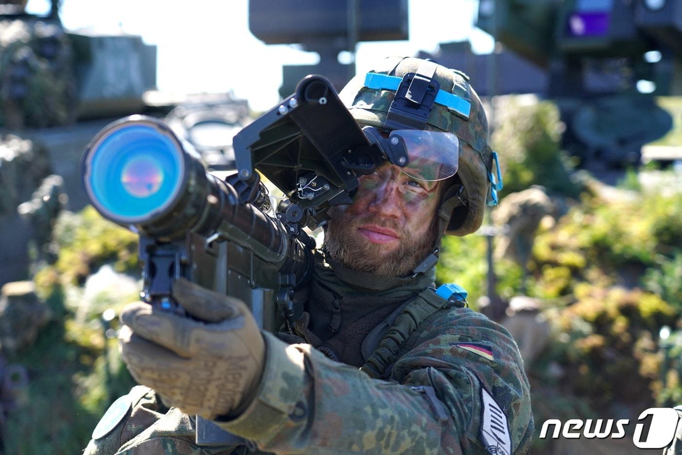 독일군 병사가 휴대용 방공 시스템 스팅어 미사일을 들고 있다. &lt;자료사진&gt; ⓒ 로이터=뉴스1 ⓒ News1 김민수 기자