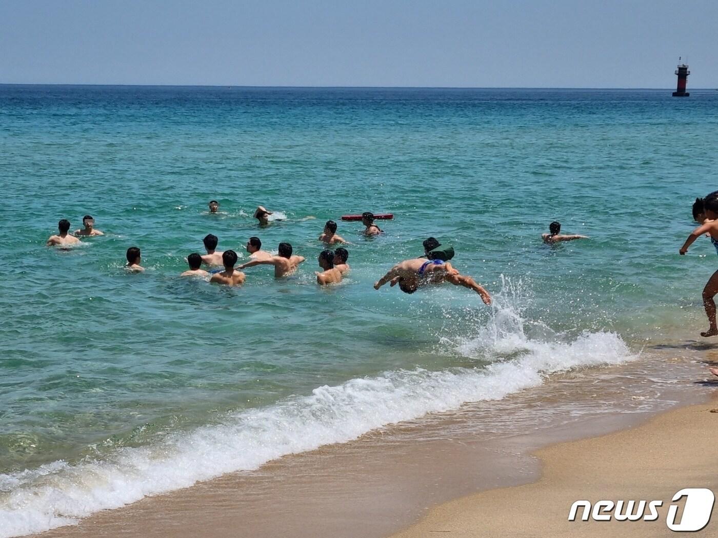 본문 이미지 - 28일 강원 강릉 경포해변을 찾은 시민들이 바다로 뛰어들고 있다. 2022.5.28/뉴스1 ⓒ News1 윤왕근 기자