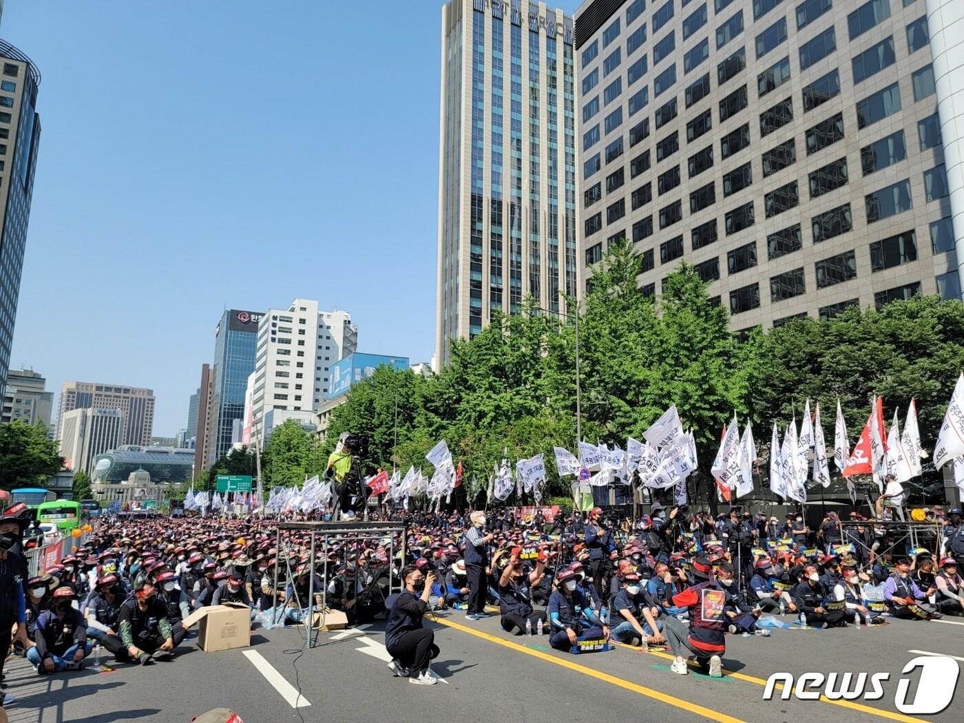 본문 이미지 - 민주노총 전국공공운수노동조합 화물연대본부가 28일 오후 2시서울 숭례문 앞에서 총파업 결의대회를 열었다. ⓒ 뉴스1