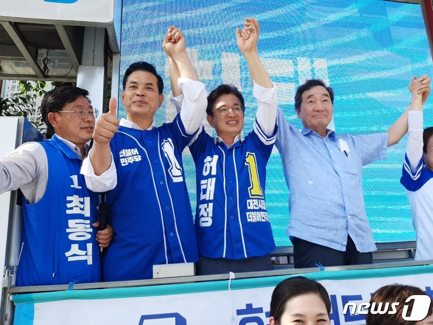 본문 이미지 - 6·1지방선거 공식선거운동이 막바지로 접어들면서 여야 중앙당 인사들이 연일 대전지역 지원 유세에 나서고 있지만 정작 유권자들은 무관심한 모습이다..사진은 지난 28일 이낙연 더불어민주당 상임고문의 대전 대덕구 신탄진시장에서 진행된 허태정 대전시장, 후보 박정현 대덕구청장 후보 지원유세 장면ⓒ 뉴스1 심영석 기자