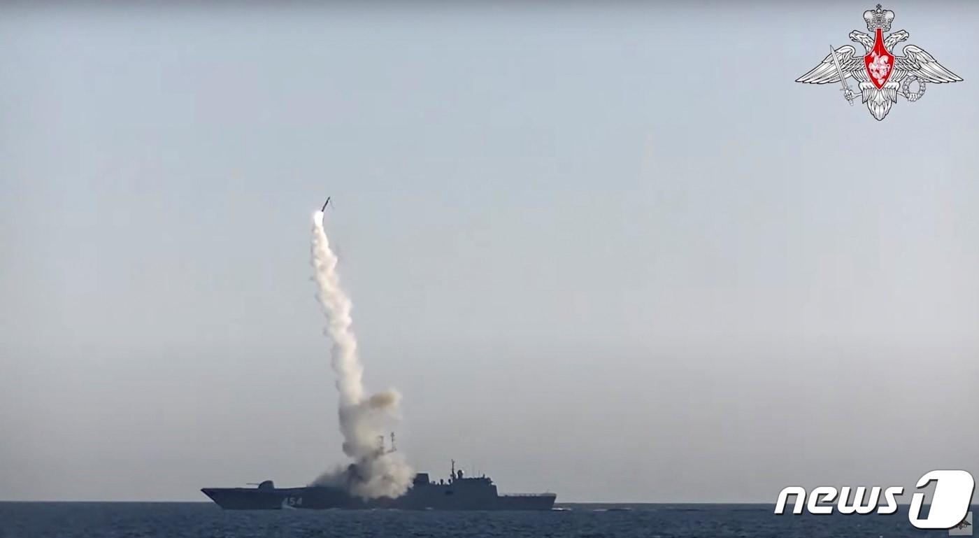 본문 이미지 - 2019년 7월19일(현지시간) '지르콘' 극초음속 순항 미사일이 백해의 러시아군 유도미사일 호위함에서 발사되고 있다. 2019.07.19/뉴스1 ⓒ 로이터=뉴스1 ⓒ News1 김민수 기자