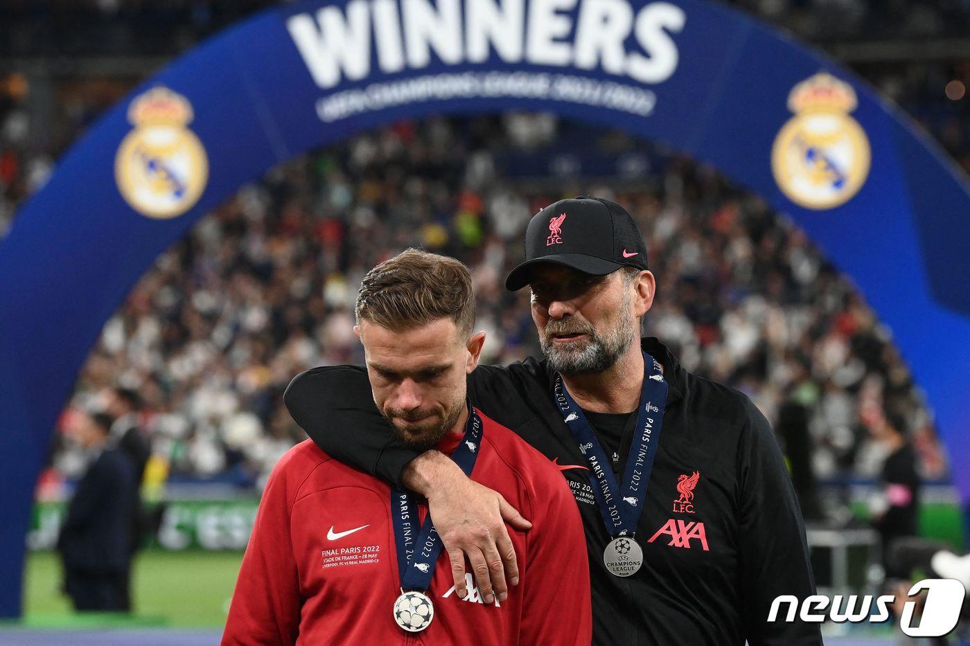 선수들을 위로하는 위르겐 클롭 감독(오른쪽) ⓒ AFP=뉴스1