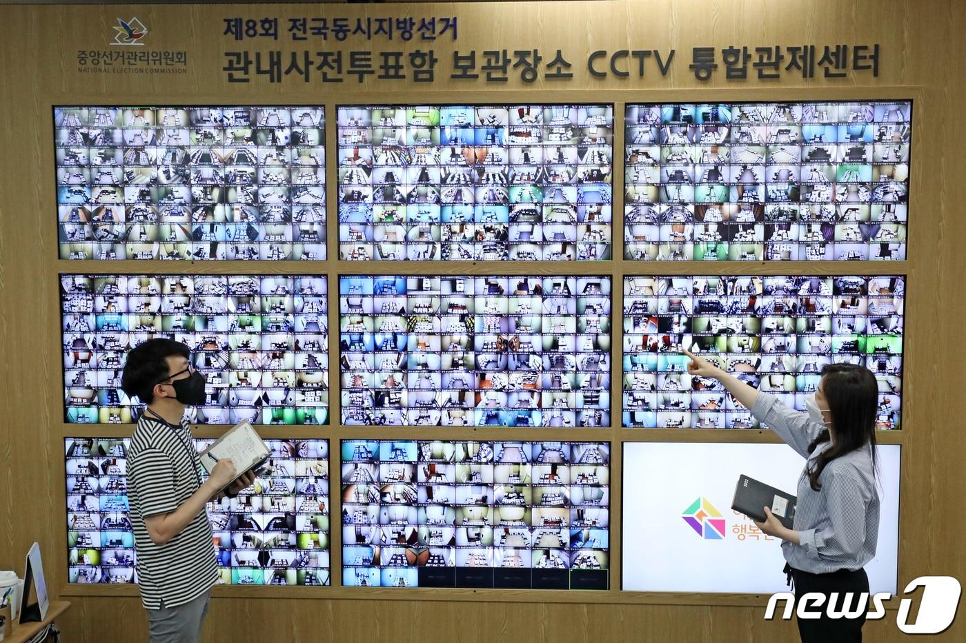 본문 이미지 - 6·1전국동시지방선거를 통해 유권자의 선택을 받은 전국 17개 광역단체장들이 공복으로서 4년간의 공식업무에 시작하면서 ‘민생경제 살리기’에 한목소리를 내고 있다. 사진은 지선을 사흘 앞둔 지난 5월29일 경기 과천시 중앙선거관리위원회에서 직원들이 사전투표함 보관장소 CCTV를 모니터링을 하고 있는 모습. 2022.5.29/뉴스1 ⓒ News1 이성철 기자