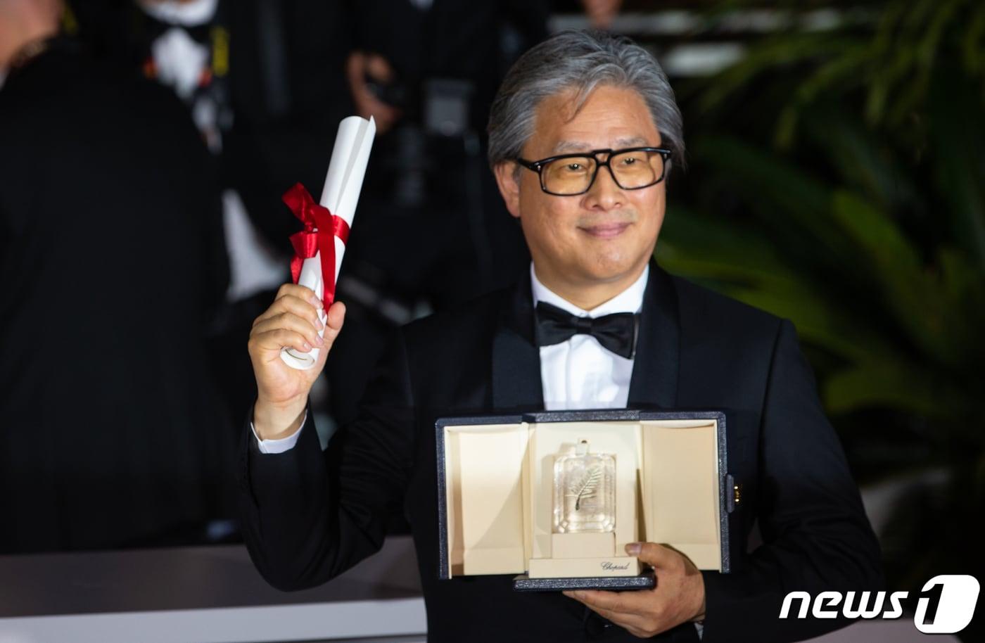 본문 이미지 - 영화감독 박찬욱이 28일(현지시간) 제75회 칸 국제영화제가 열리고 있는 프랑스 남부 칸 ‘팔레 데 페스티벌’(Palais des Festivals)에서 열린 폐막식에 참석해 수상한 감독상 트로피를 들어 포즈를 하고 있다. 2022.5.29/뉴스1 ⓒ News1 이준성 프리랜서기자
