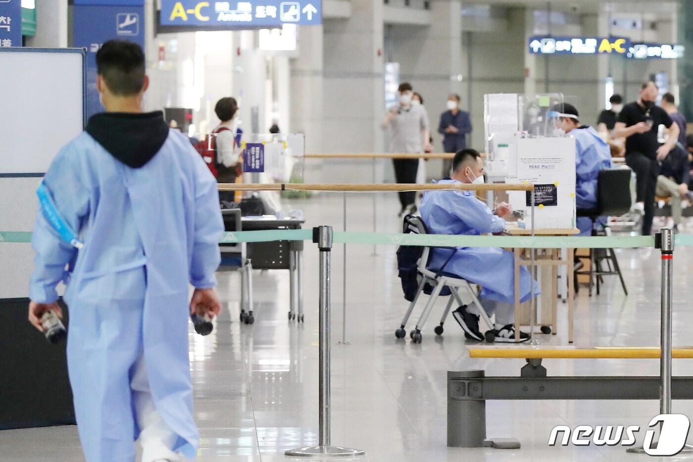 29일 인천국제공항 제1여객터미널 입국장에서 방역 관계자들이 근무하고 있다. 2022.5.29/뉴스1 ⓒ News1 민경석 기자