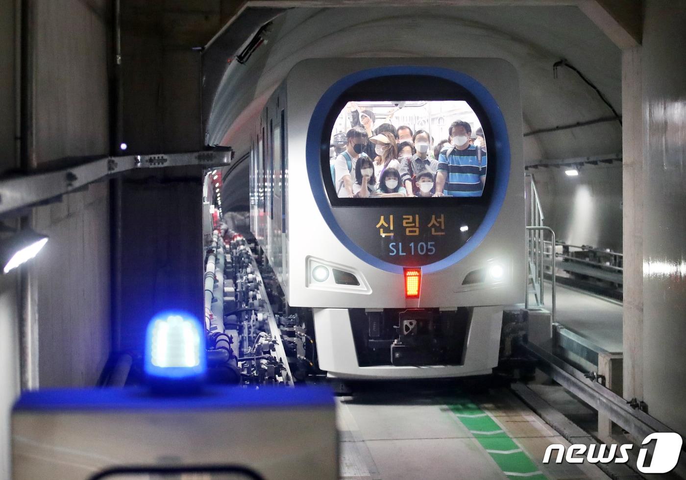 본문 이미지 - 29일 시민들이 개통한 신림선을 타고 있다. 2022.5.29/뉴스1 ⓒ News1 송원영 기자