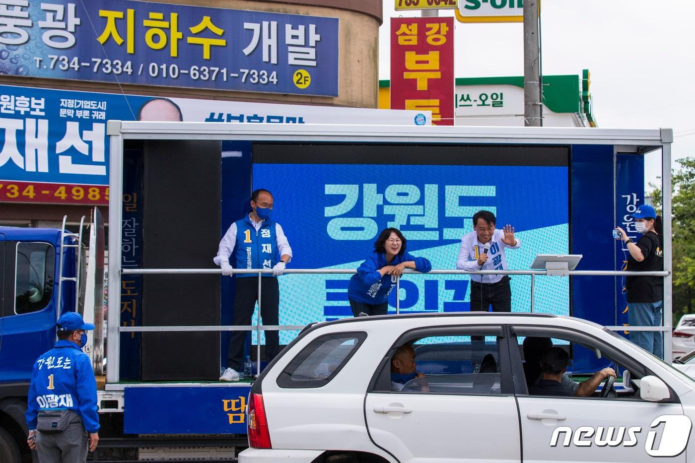 본문 이미지 - 6·1 지방선거를 앞두고 마지막 휴일을 맞은 29일 더불어민주당 이광재 강원도지사 후보가 강원 원주에서 유세차량을 타고 시민들에게 지지를 호소하고 있다.(이광재 선거캠프 제공) 2022.5.29/뉴스1