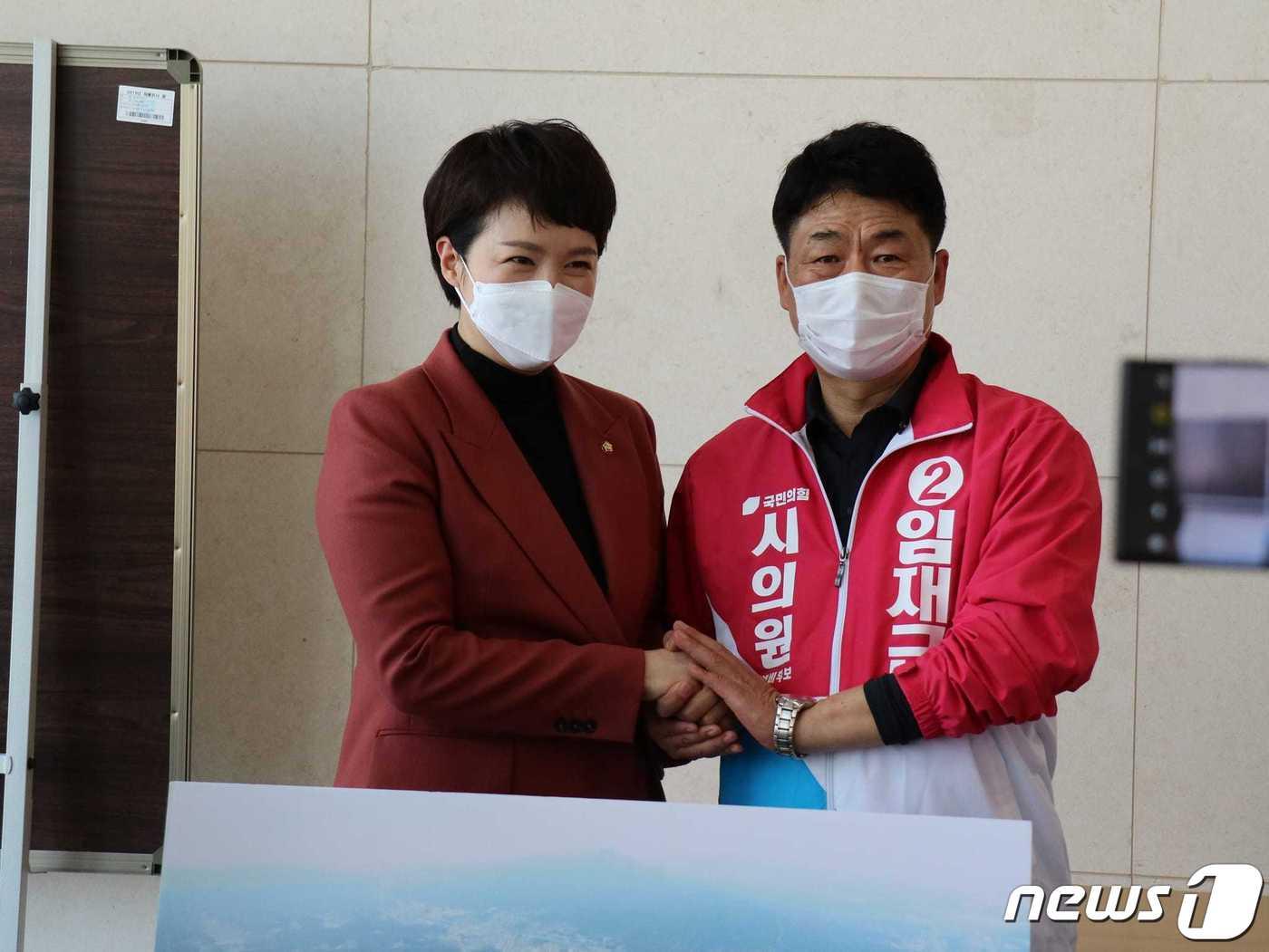 본문 이미지 - 김은혜 국민의힘 경기도지사 후보와 임재근 양주시의원 다선거구(은현·남면, 회천1·2·3·4동) '나'번 후보 ⓒ 뉴스1
