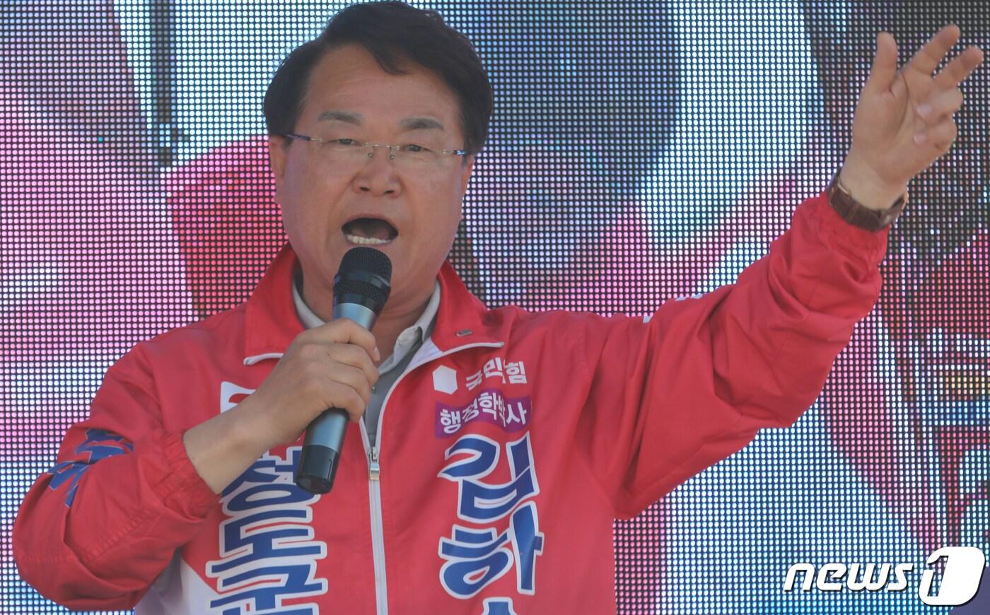 김하수 국민의힘 청도군수 후보가 29일 열린 선거유세에서 지지를 호소하고 있다. 2022.5.29/뉴스1 ⓒ News1 정우용 기자