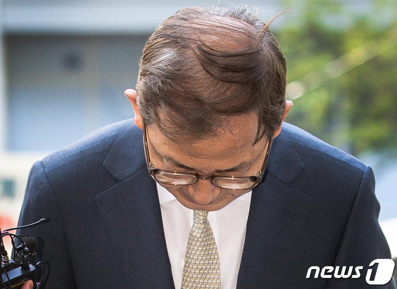 본문 이미지 - 김인철 사회부총리 겸 교육부 장관 후보자가 3일 서울 여의도 한국교육시설안전원에서 후보직 사퇴를 밝힌 후 고개 숙이고 있다. ⓒ News1 유승관 기자