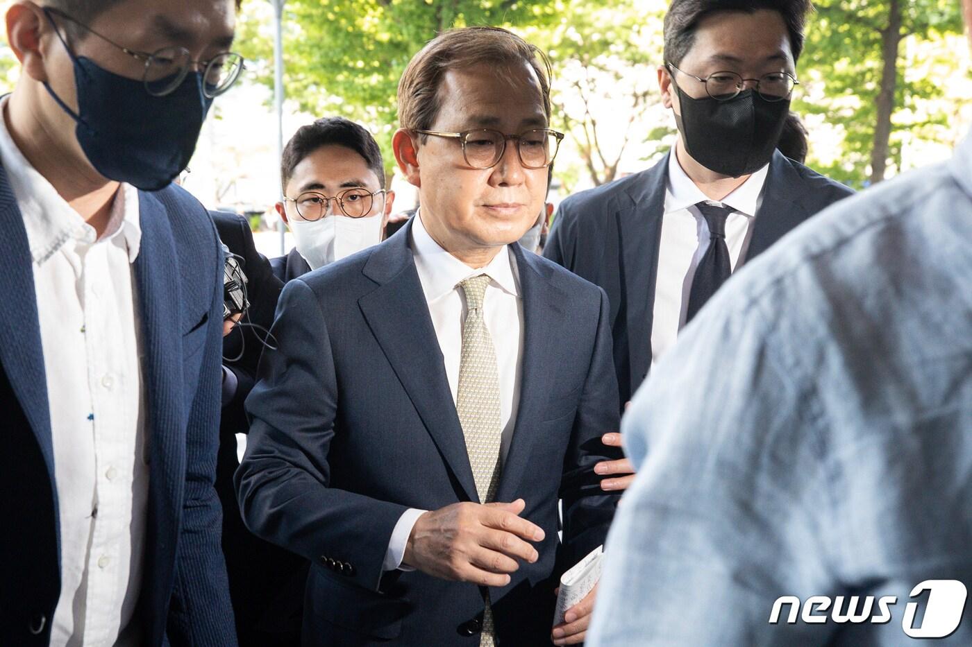 본문 이미지 - 김인철 사회부총리 겸 교육부 장관 후보자가 3일 서울 여의도 한국교육시설안전원에서 후보직 사퇴를 밝힌 후 이동하고 있다. 2022.5.3/뉴스1 ⓒ News1 유승관 기자