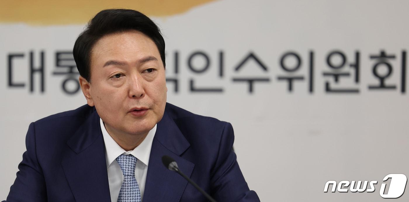 윤석열 대통령 당선인이 3일 오전 서울 종로구 삼청동 인수위원회 대회의실에서 열린 '제8차 인수위원회 전체회의'에서 모두발언을 하고 있다. 2022.5.3/뉴스1 ⓒ News1 인수위사진기자단