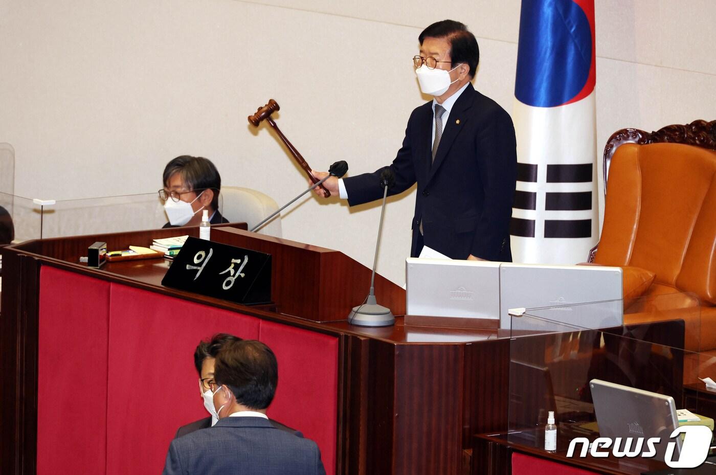본문 이미지 - 박병석 국회의장이 3일 오전 서울 여의도 국회에서 열린 본회의에서 ‘검수완박’ 법안의 한 축을 이루고 있는 형사소송법 일부개정법률안(대안)에 대한 수정안 가결을 선포하고 있다. (공동취재) 2022.5.3/뉴스1 ⓒ News1 이재명 기자