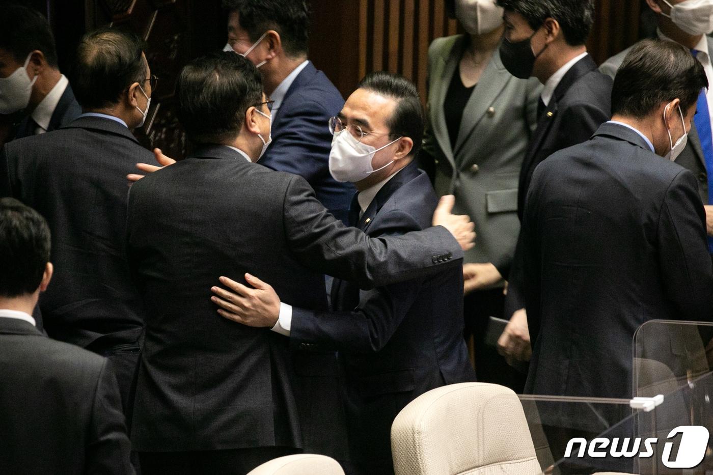 본문 이미지 - 박홍근 더불어민주당 원내대표가 3일 오전 국회 본회의에서 검수완박(검찰 수사권 완전 박탈) 두번째 법안인 형사소송법 개정안과 ‘중대범죄수사청(중수청)’ 설치를 다루는 국회 사법개혁특별위원회 구성안이 통과 된 후 본회의가 산회하자 의원들과 인사를 나누고 있다. (공동취재)2022.5.3/뉴스1 ⓒ News1 허경 기자