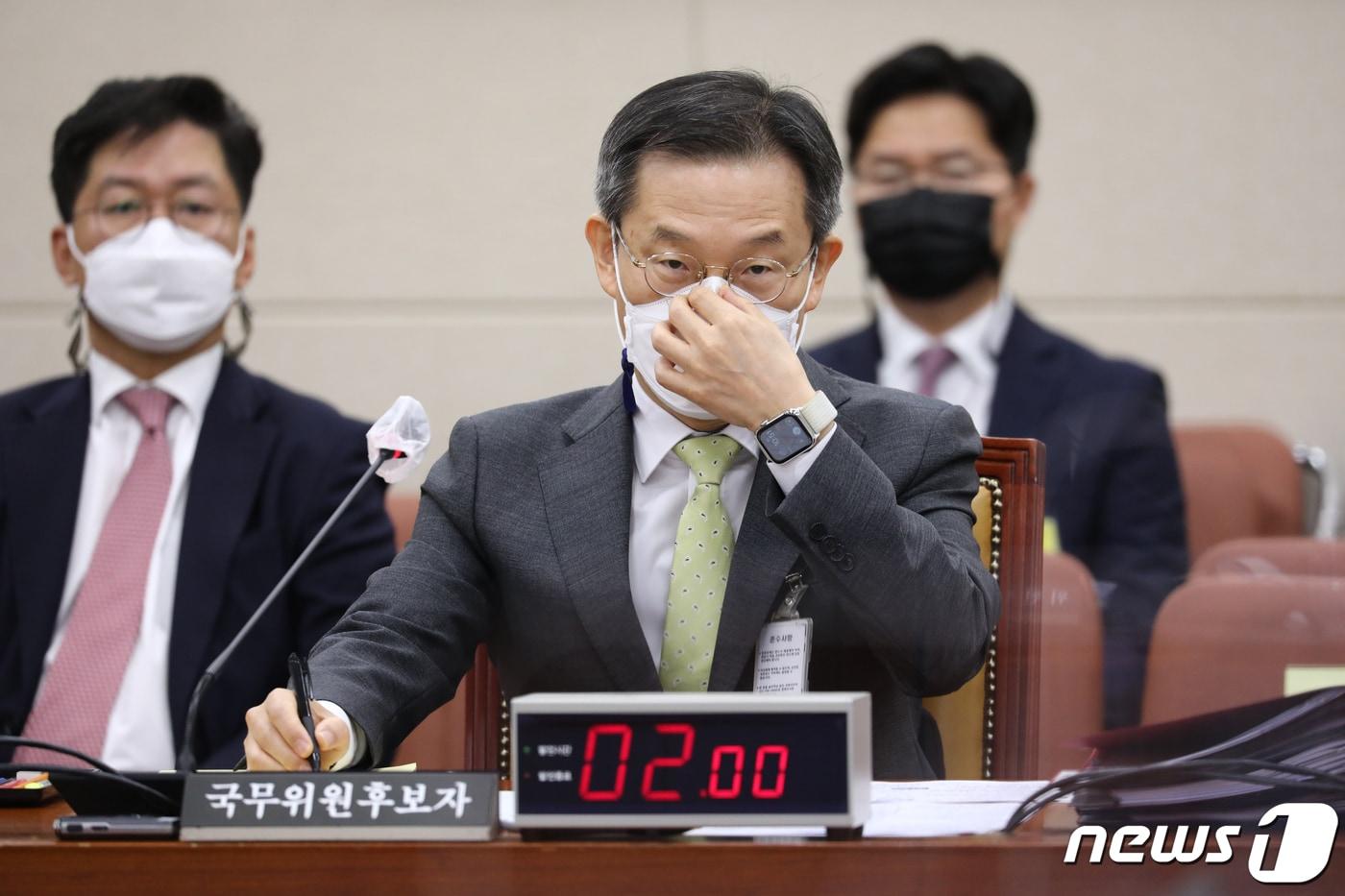 본문 이미지 - 이종호 과학기술정보통신부 장관 후보자가 3일 서울 여의도 국회에서 열린 인사청문회에서 마스크를 고쳐쓰고 있다. (공동취재) 2022.5.3/뉴스1 ⓒ News1 이재명 기자