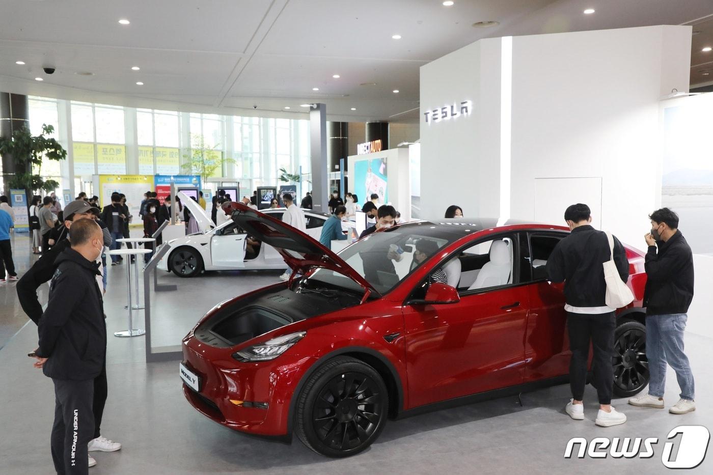 본문 이미지 - 제9회 국제전기자동차엑스포(IEVE)에 전시된 테슬라 차량. 2022.5.3/뉴스1 ⓒ News1 고동명 기자