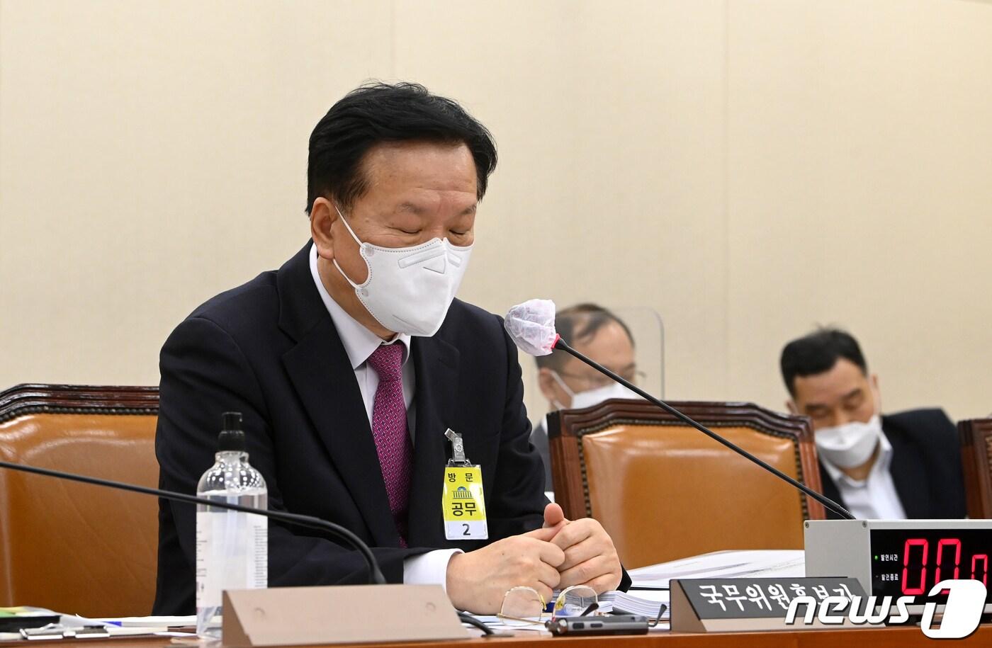본문 이미지 - 정호영 보건복지부 장관 후보자가 3일 서울 여의도 국회에서 열린 보건복지위원회 인사청문회에서 생각에 잠겨 있다. (공동취재) 2022.5.3/뉴스1 ⓒ News1 이재명 기자