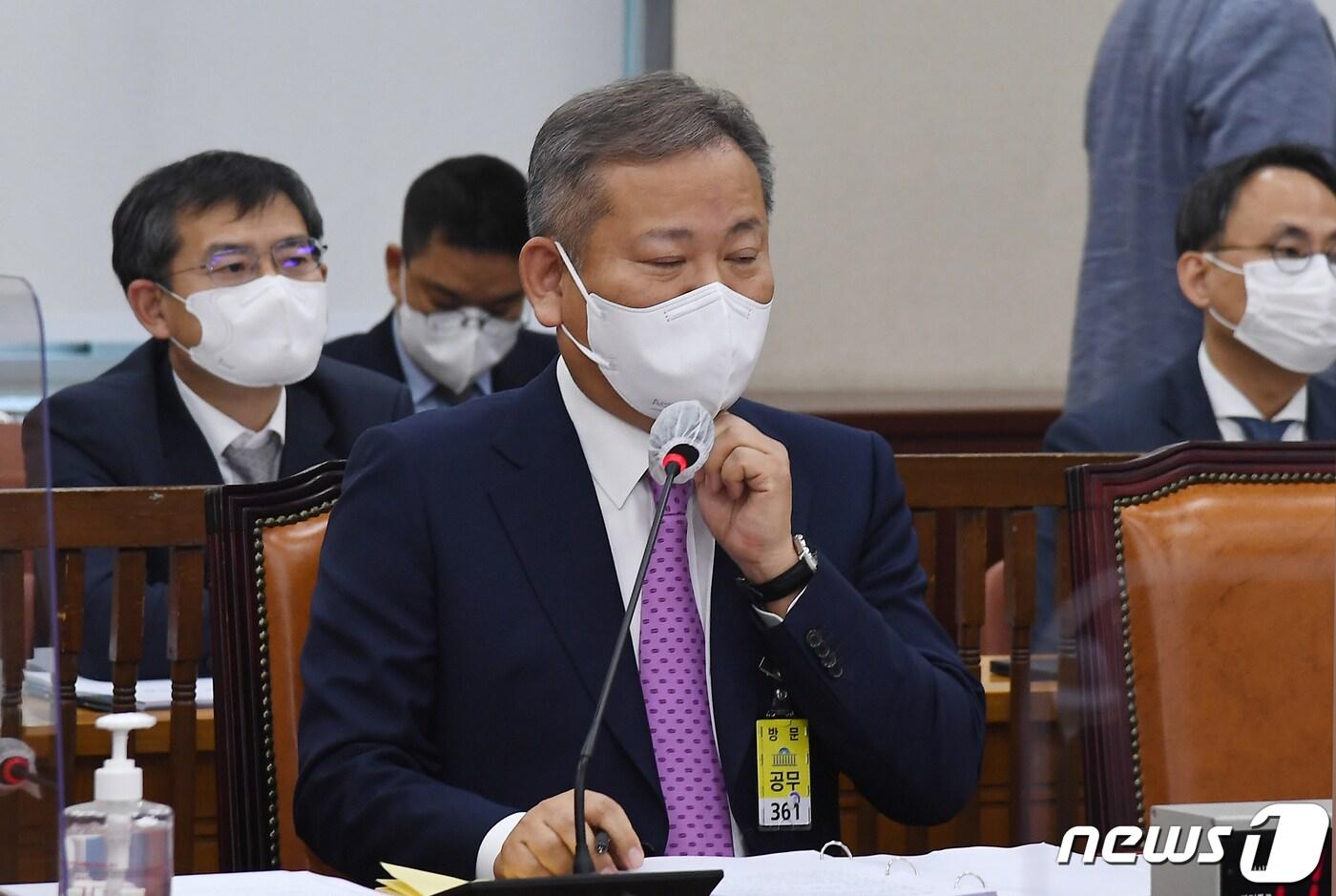 이상민 행정안전부 장관 후보자가 3일 서울 여의도 국회에서 열린 행정안전위원회 인사청문회에서 마스크를 만지고 있다. (공동취재) 2022.5.3/뉴스1 ⓒ News1 이재명 기자