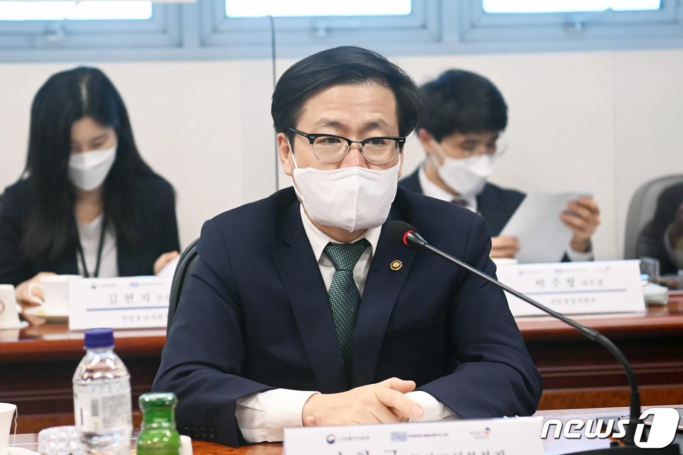 본문 이미지 - 여한구 산업통상자원부 통상교섭본부장이 3일 오후 반도체·디스플레이용 소재 국내복귀기업인 경기도 화성시 동진쎄미켐 발안공장을 찾아 관계자들과 대화를 나누고 있다. 이날 여 본부장은 첨단·공급망 핵심업종의 국내 복귀 확대를 위한 개선방향을 논의했다. (산업통상자원부 제공) 2022.5.3/뉴스1