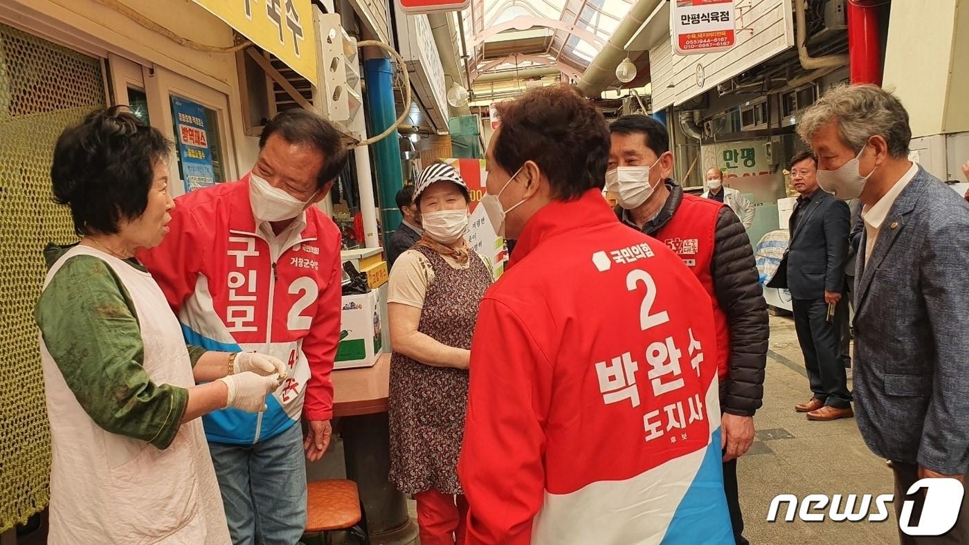 본문 이미지 - 박완수 경남도지사 후보와 구인모 거창군수 후보가 3일 거창 전통시장에서 민생탐방을 하고있다.ⓒ 뉴스1