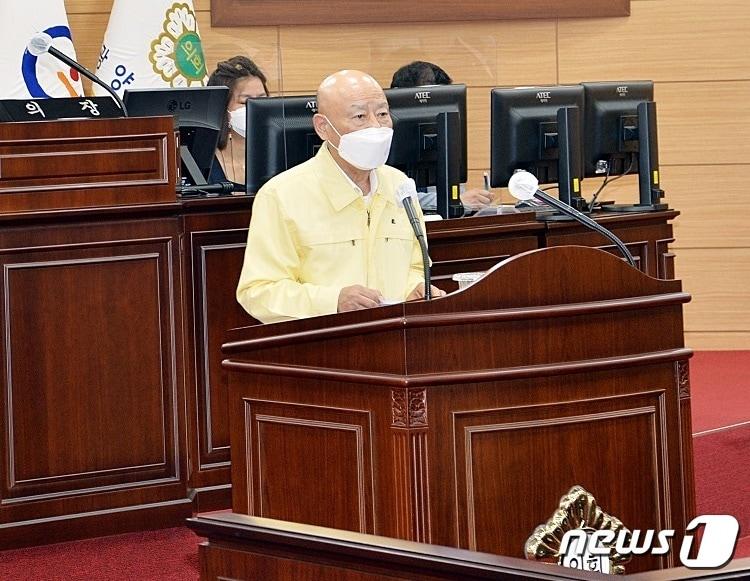 본문 이미지 - 정현복 광양시장이 지난해 9월 광양시의회 제303회 임시회 2차 본회의장에서 건강상 이유와 정치적 갈등과 반목을 이유로 6·1지방선거 불출마를 선언하고 있다(광양시의회 제공)ⓒ 뉴스1