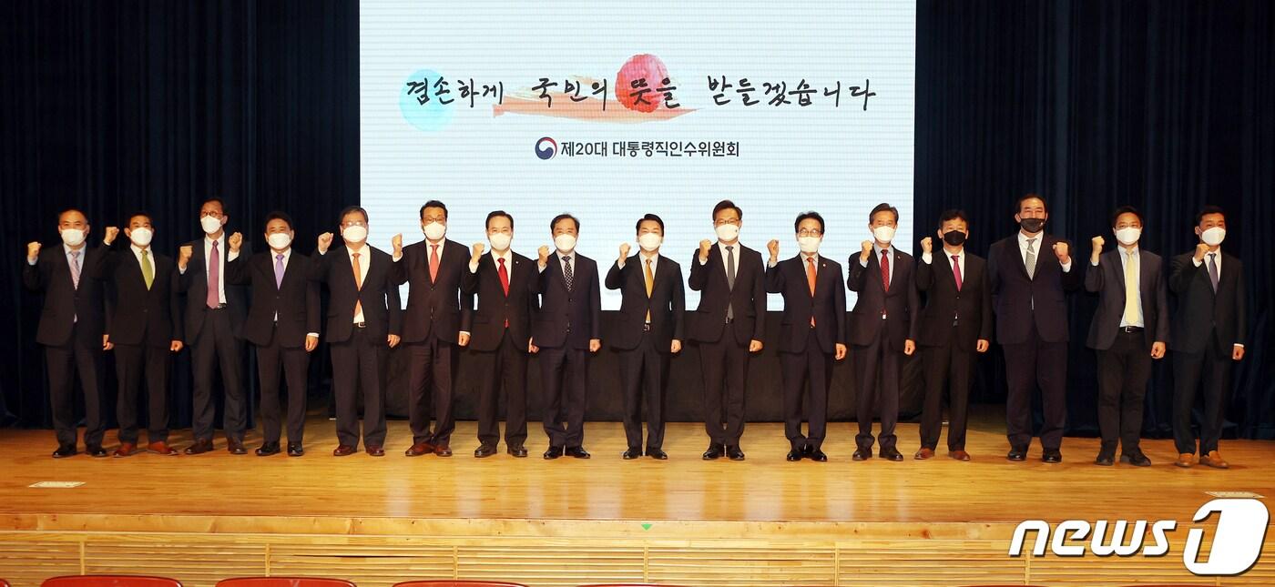 본문 이미지 - 3일 오후 경남도청 신관 대강당에서 제20대 대통령직 인수위원회의 경남도 지역정책과제 대국민 보고회가 열린 후 참석자들이 기념사진을 찍고 있다.(경남도 제공)ⓒ 뉴스1