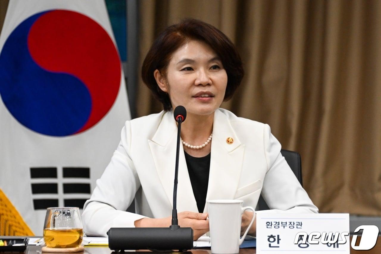 본문 이미지 - 한정애 환경부 장관이 퇴임 전 마지막 기자간담회를 갖고 있다. (사진제공=공동취재단) ⓒ 뉴스1