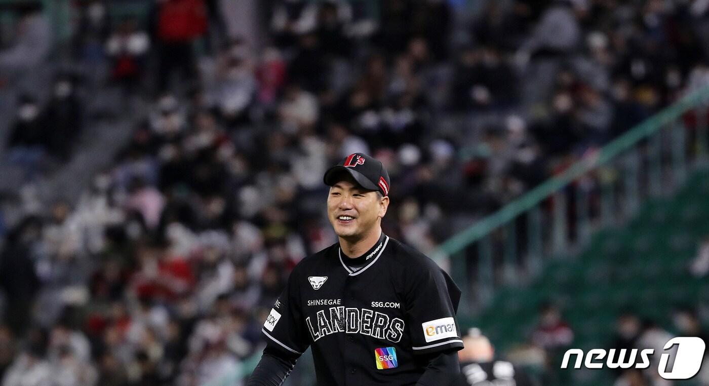 3일 오후 인천 SSG랜더스필드에서 열린 프로야구 2022 KBO 리그 SSG랜더스와 한화이글스의 경기에서 7회초 한화의 공격 SSG 선발 김광현이 한화 박정현을 삼진으로 잡은 뒤 웃음짓고 있다. 2022.5.3/뉴스1 ⓒ News1 구윤성 기자