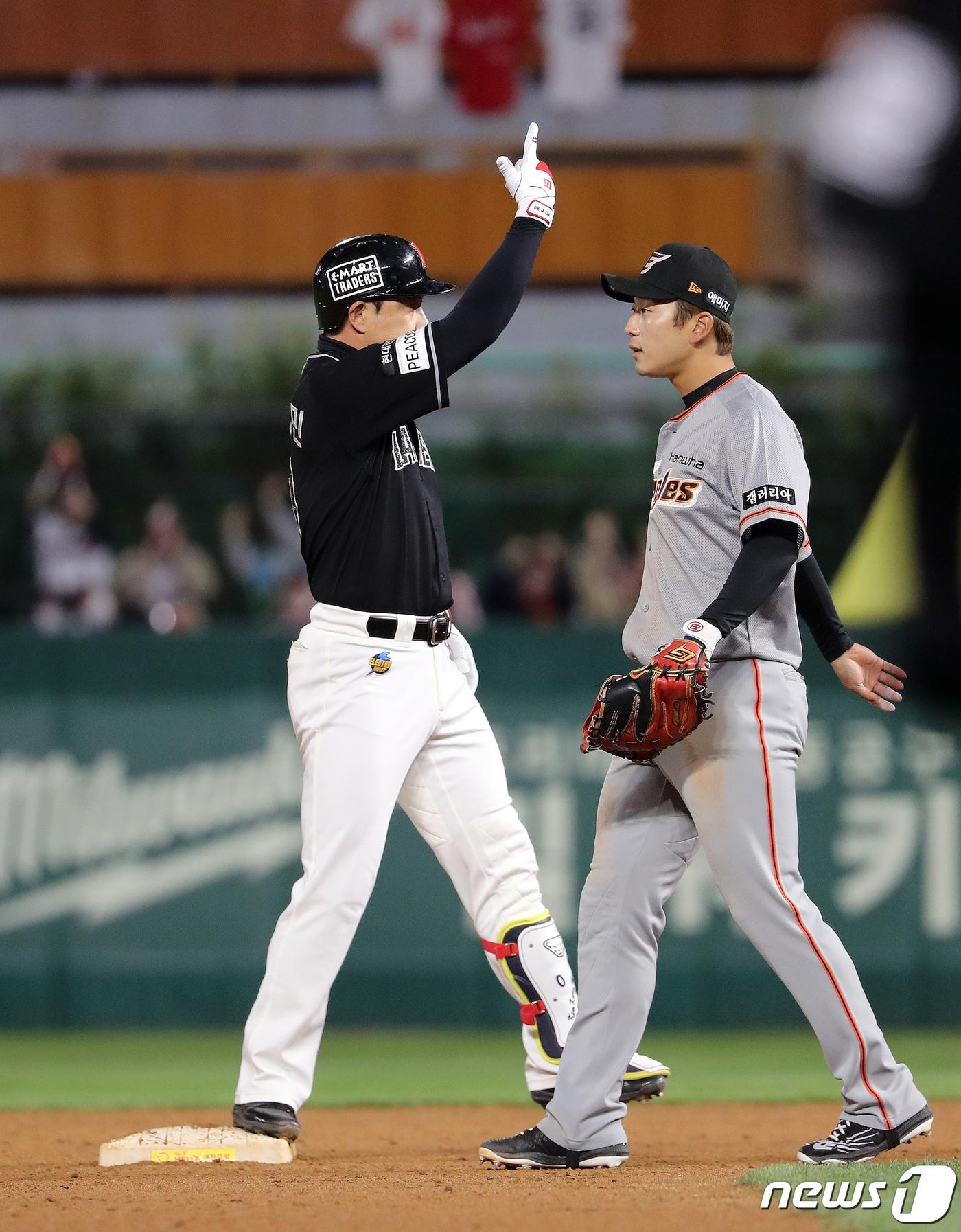 본문 이미지 - 3일 오후 인천 SSG랜더스필드에서 열린 프로야구 2022 KBO 리그 SSG랜더스와 한화이글스의 경기에서 7회말 SSG공격 1사 2루 상황때 김강민이 1타점 적시타를 친 뒤 세리머니를 하고 있다. 2022.5.3/뉴스1 ⓒ News1 구윤성 기자