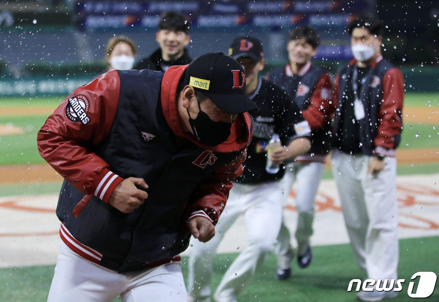 본문 이미지 - 3일 오후 인천 SSG랜더스필드에서 열린 프로야구 2022 KBO 리그 SSG랜더스와 한화이글스의 경기에서 개인 통산 150승, KBO 통산 140승을 거둔 SSG 김광현이 동료들의 축하 물세례를 받고 있다. 2022.5.3/뉴스1 ⓒ News1 구윤성 기자