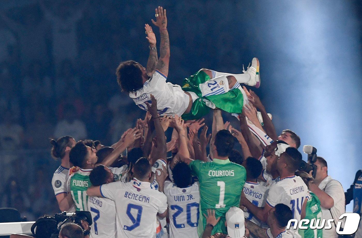 본문 이미지 - 레알 마드리드 동료들로부터 헹가래를 받는 마르셀루 ⓒ AFP=뉴스1