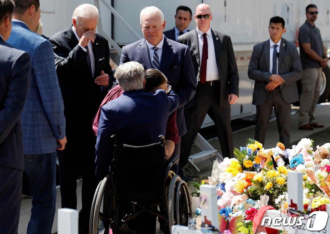 조 바이든 미국 대통령이 29일(현지시간) 21명의 희생자를 낳은 총기 난사 사건이 발생한 미국 텍사스주(州) 유밸디의 롭 초등학교를 방문했다. ⓒ 로이터=뉴스1 ⓒ News1 김예슬 기자