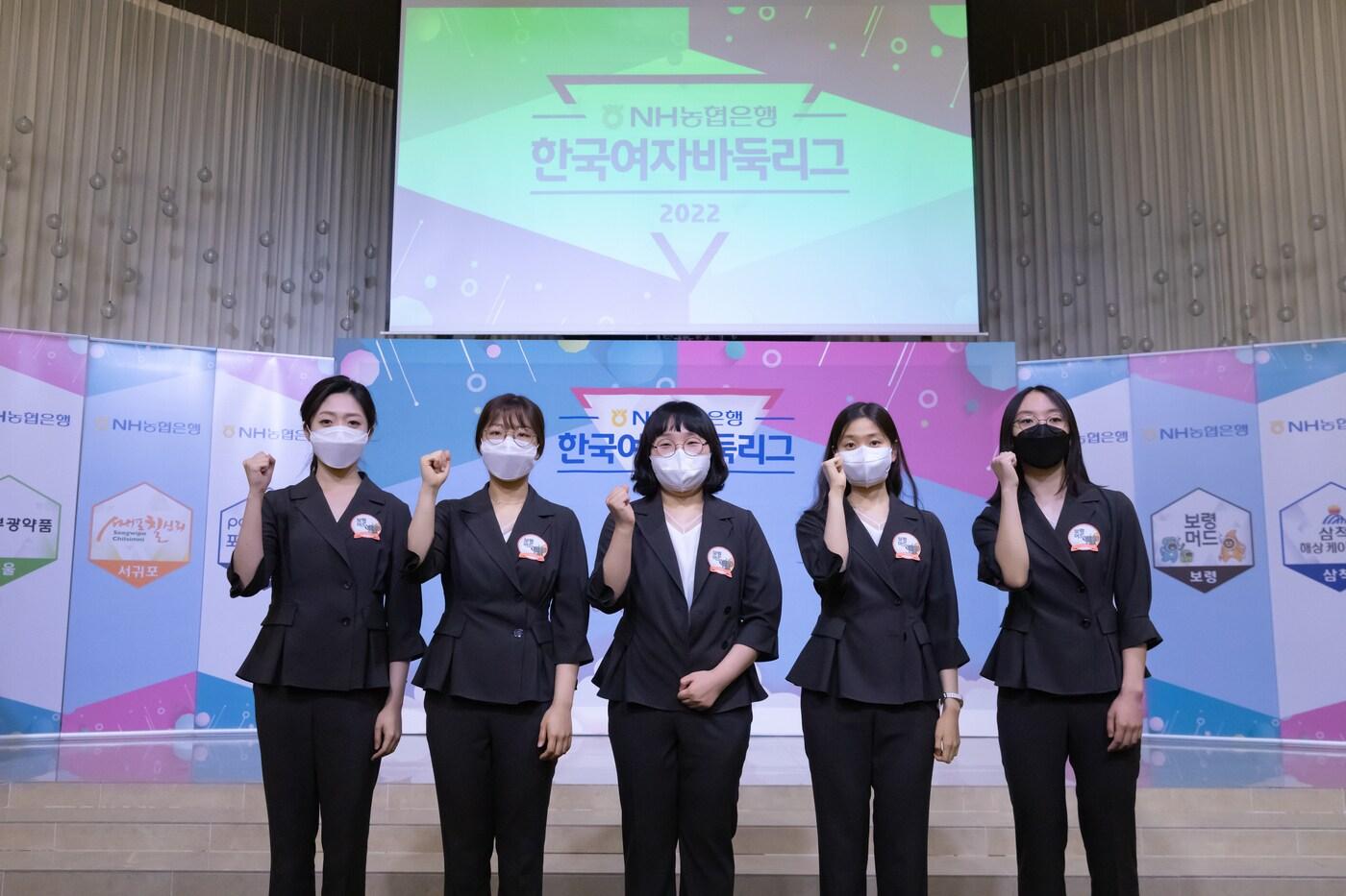 본문 이미지 - 여자바둑 보령머드팀 소속 선수들이 대국에 앞서 승리를 다짐하고 있다.(보령시 제공)ⓒ 뉴스1