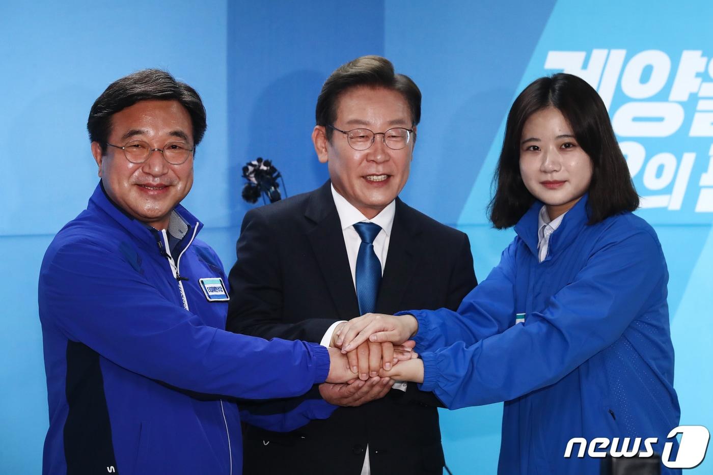 본문 이미지 - 이재명 더불어민주당 총괄선대위원장과 윤호중, 박지현 공동상임선대위원장이 30일 인천 계양구 이재명 국회의원 후보 캠프사무실에서 열린 합동 기자회견을 마친 뒤 손을 맞잡고 있다. 2022.5.30/뉴스1 ⓒ News1 국회사진취재단