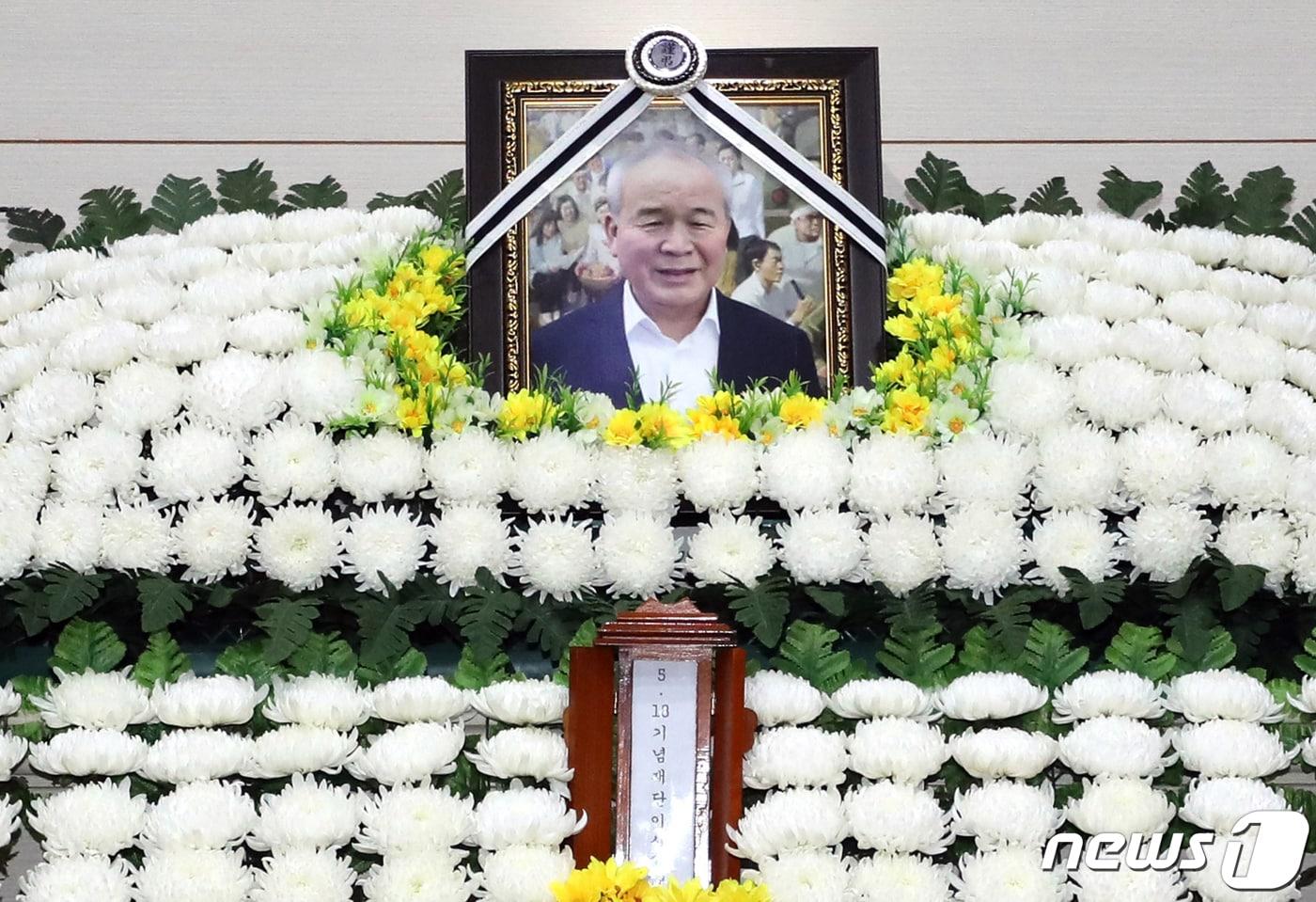 본문 이미지 - 광주 동구 금호장례식장에 마련된 고 정동년 5.18기념재단 이사장 빈소.2022.5.30/뉴스1 ⓒ News1 황희규 기자