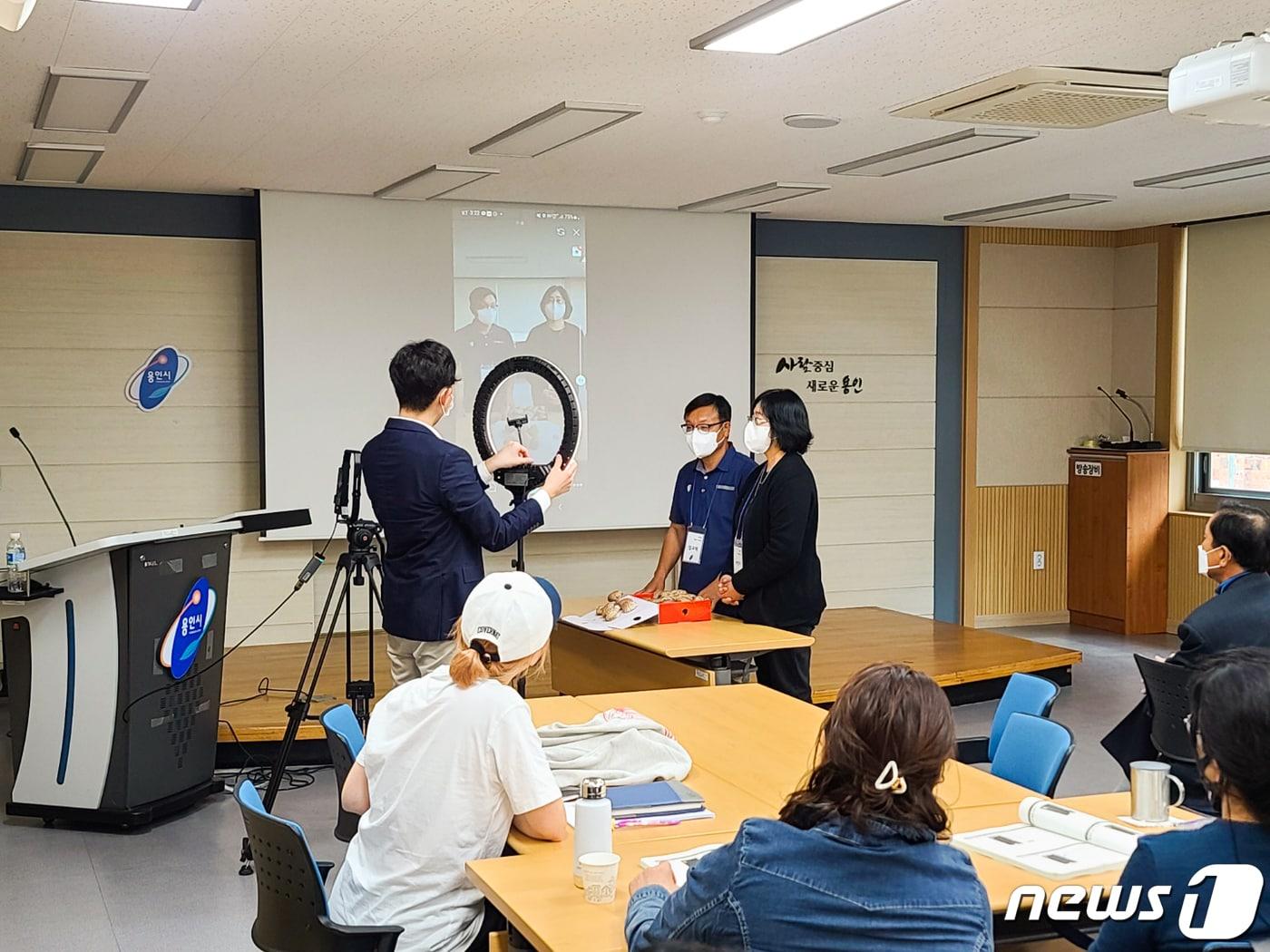 본문 이미지 - 용인시 지원으로 라이브커머스 실전 교육을 하고 있는 모습.(용인시 제공) ⓒ News1  