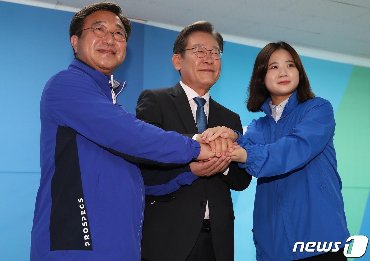 본문 이미지 - 이재명 더불어민주당 총괄선거대책위원장(가운데)과 윤호중(왼쪽), 박지현 공동상임선거대책위원장이 30일 인천 계양구 경명대로 이재명 캠프사무실에서 열린 ‘투표해야 이깁니다’ 합동 기자회견에서 손을 맞잡고 있다. 2022.5.30/뉴스1 ⓒ News1 국회사진취재단
