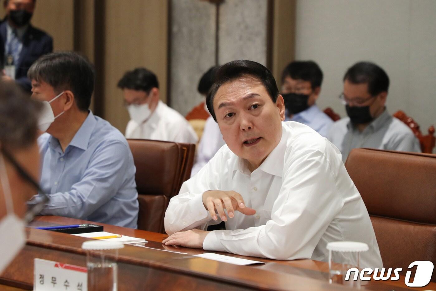 본문 이미지 - 윤석열 대통령이 30일 오전 용산 대통령실에서 수석비서관회의를 주재하고 있다. (대통령실사진기자단) 2022.5.30/뉴스1 ⓒ News1 안은나 기자