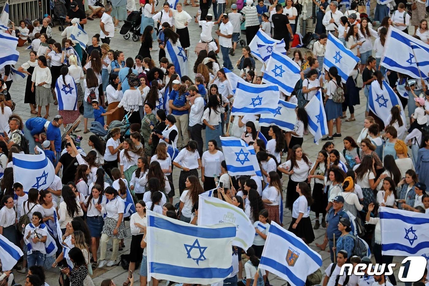 이스라엘 우파 유대인들이 29일(현지시간) 동예루살렘 구시가지를 도는 연례행사인 '깃발 행진'을 진행한 가운데 일부 시위대는 "아랍인들에게 죽음을＂이라고 외쳤고, 이에 팔레스타인인들은 지붕에서 발사체를 던지는 등 이-팔 긴장이 고조됐다. ⓒ AFP=뉴스1 ⓒ News1 이서영 기자