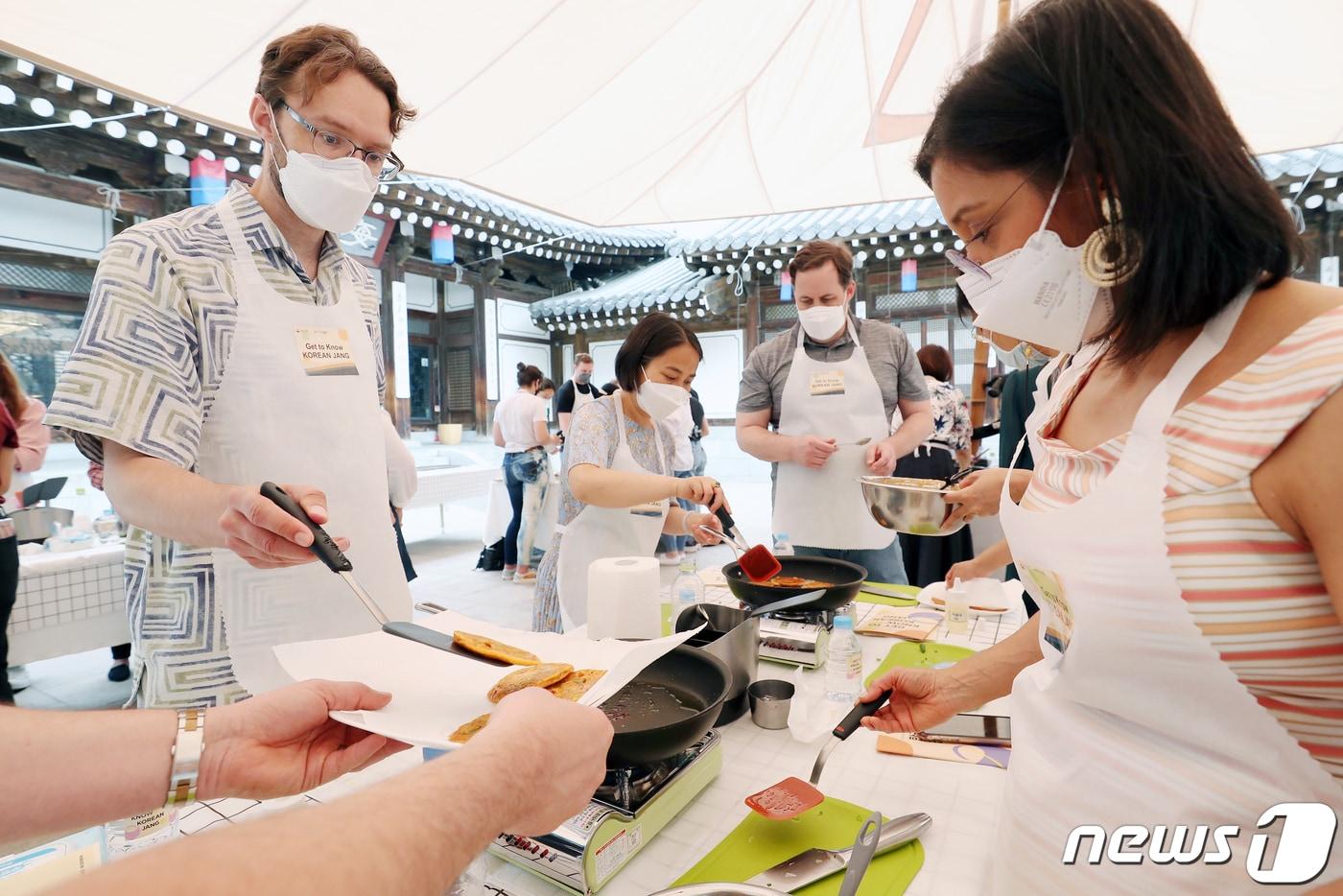 서울 중구 한국의집에서 열린 외국인 대상 한식 일일 체험 행사에서 참가자들이 전라도 장을 활용한 고추장전을 만들고 있다. (사진은 기사 내용과 무관함) / 뉴스1 ⓒ News1