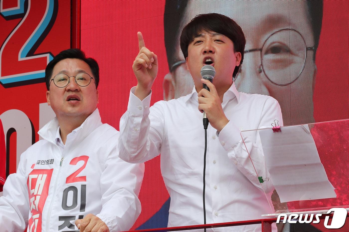 이준석 국민의힘 대표가 30일 대전 서구 둔산동 KB국민은행 앞에서 이장우 대전시장 후보 등에 대한 지지를 호소하고 있다. 2022.5.30/뉴스1 ⓒ News1 김기태 기자