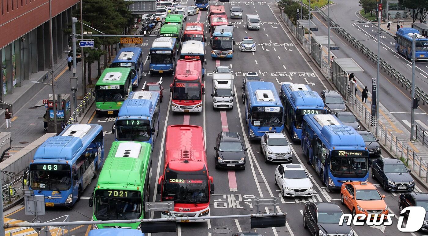 서울 중구 서울로7017에서 바라본 서울역버스종합환승센터에 정차해 있는 버스. 2022.5.30/뉴스1 ⓒ News1 김진환 기자
