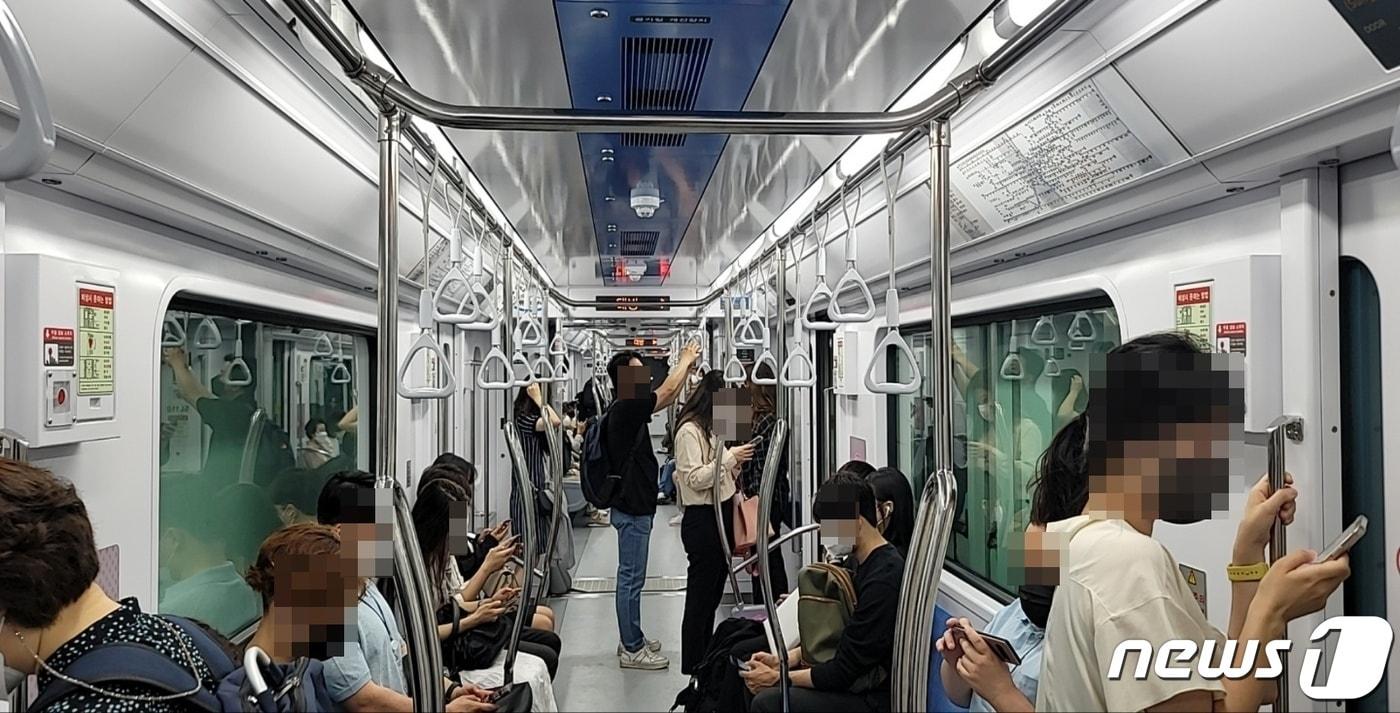 본문 이미지 - 30일 오전 8시35분쯤 출근길 대방역에서 샛강역으로 이동하는 신림선이 한산한 모습이다. ⓒ 뉴스1