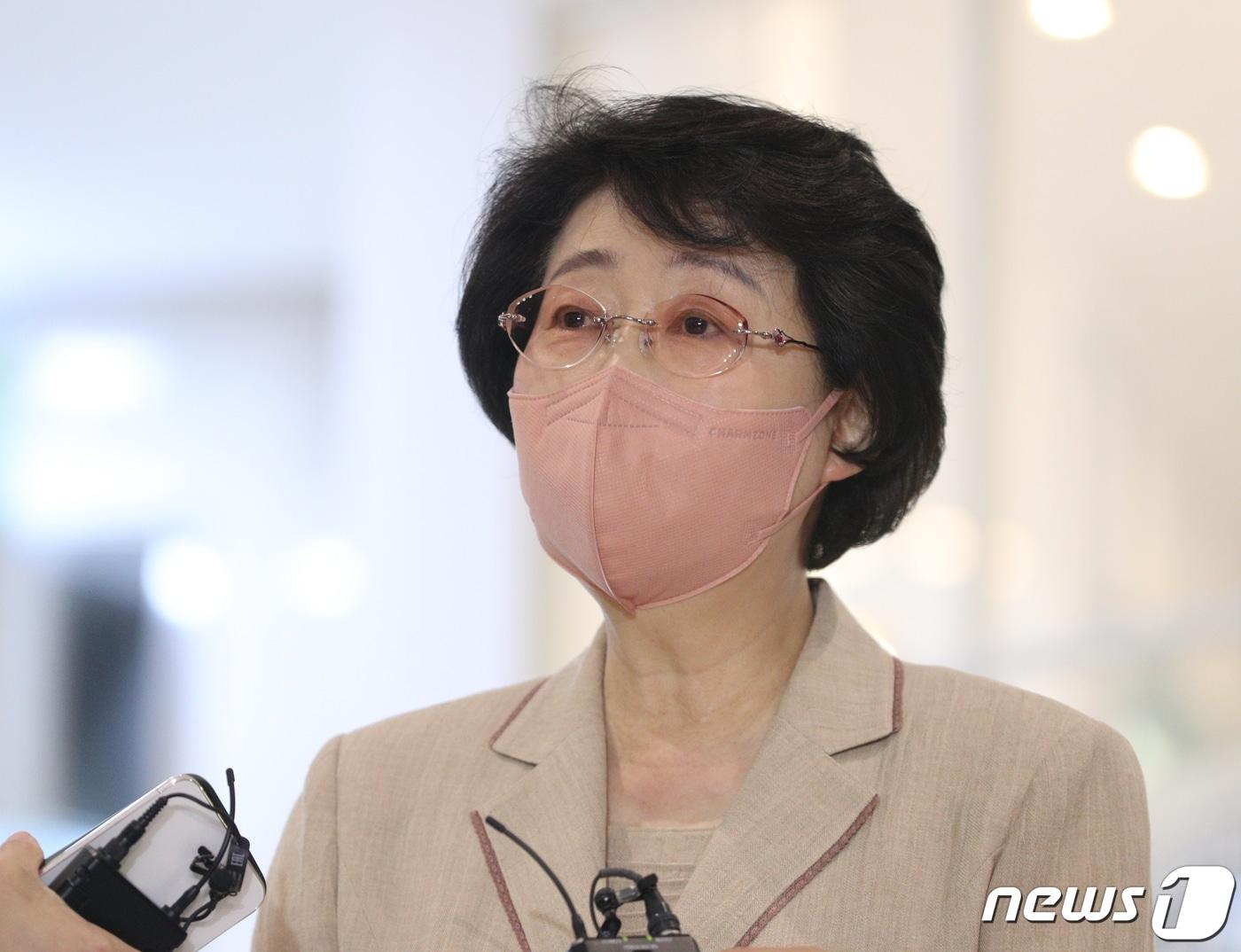 본문 이미지 - 김승희 보건복지부 장관 후보자가 30일 오후 서울 서대문구 국민연금공단 서울북부지역본부에 마련된 인사청문회 준비 사무실로 출근하며 취재진의 질문에 답변하고 있다. 2022.5.30/뉴스1 ⓒ News1 신웅수 기자