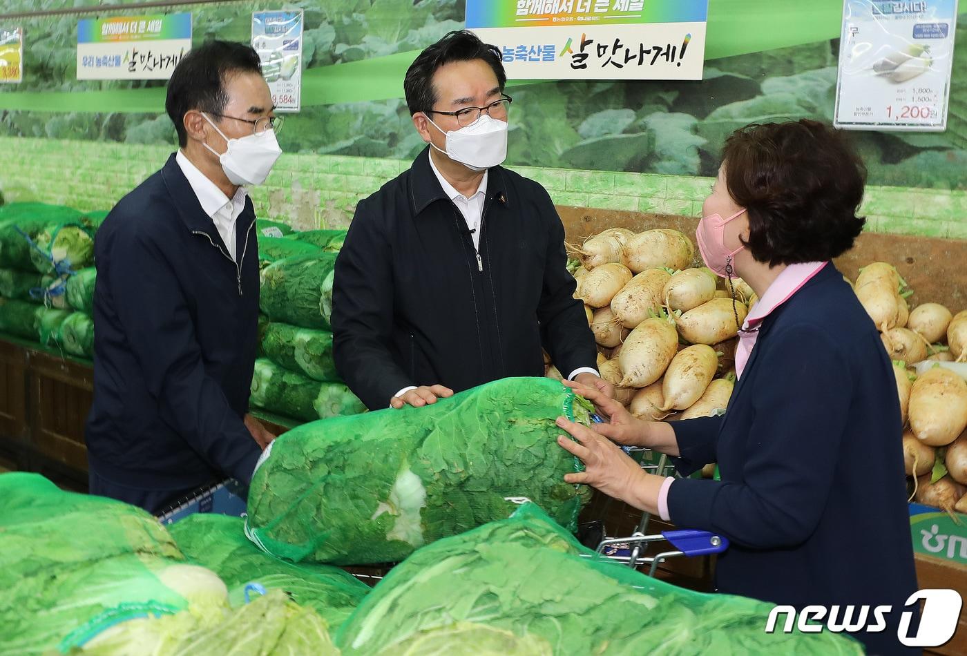 본문 이미지 - 정황근 농립축산식품부 장관과 이성희 농협중앙회 회장이 30일 오후 서울 서초구 농협하나로마트 양재점에서 열린 '살 맛나는 국민밥상' 행사에서 배추를 구매하는 소비자와 이야기를 나누고 있다. 2022.5.30/뉴스1 ⓒ News1 임세영 기자